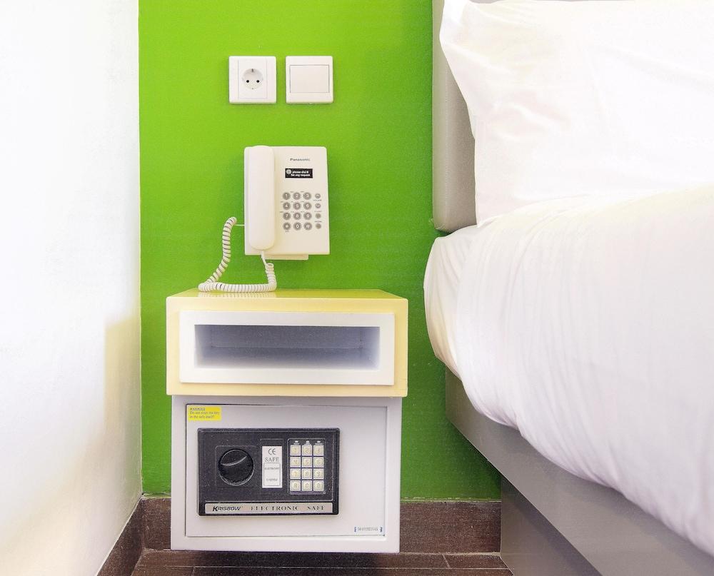 Amaris Fachrudin – Tanah Abang Hotel